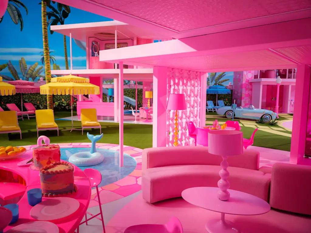 Live your Barbie dreamhouse in these amazing 9 pink houses - ScDecorum