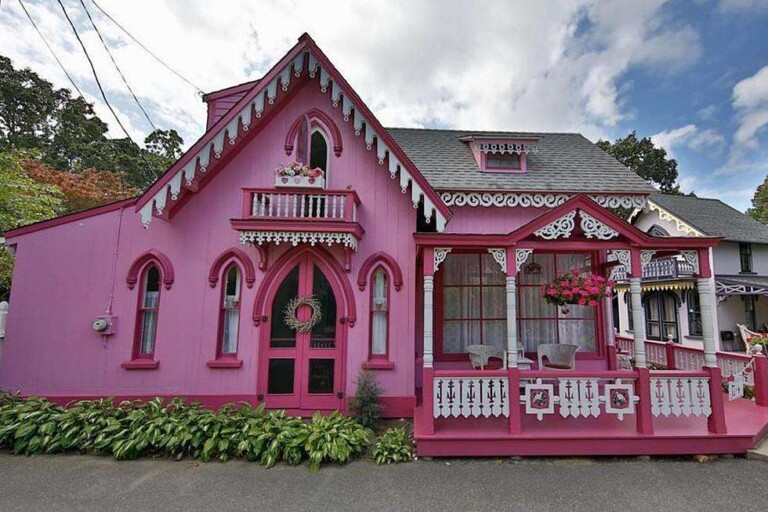 Live your Barbie dreamhouse in these amazing 9 pink houses - ScDecorum