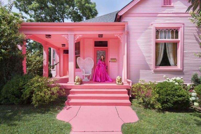 Live your Barbie dreamhouse in these amazing 9 pink houses - ScDecorum